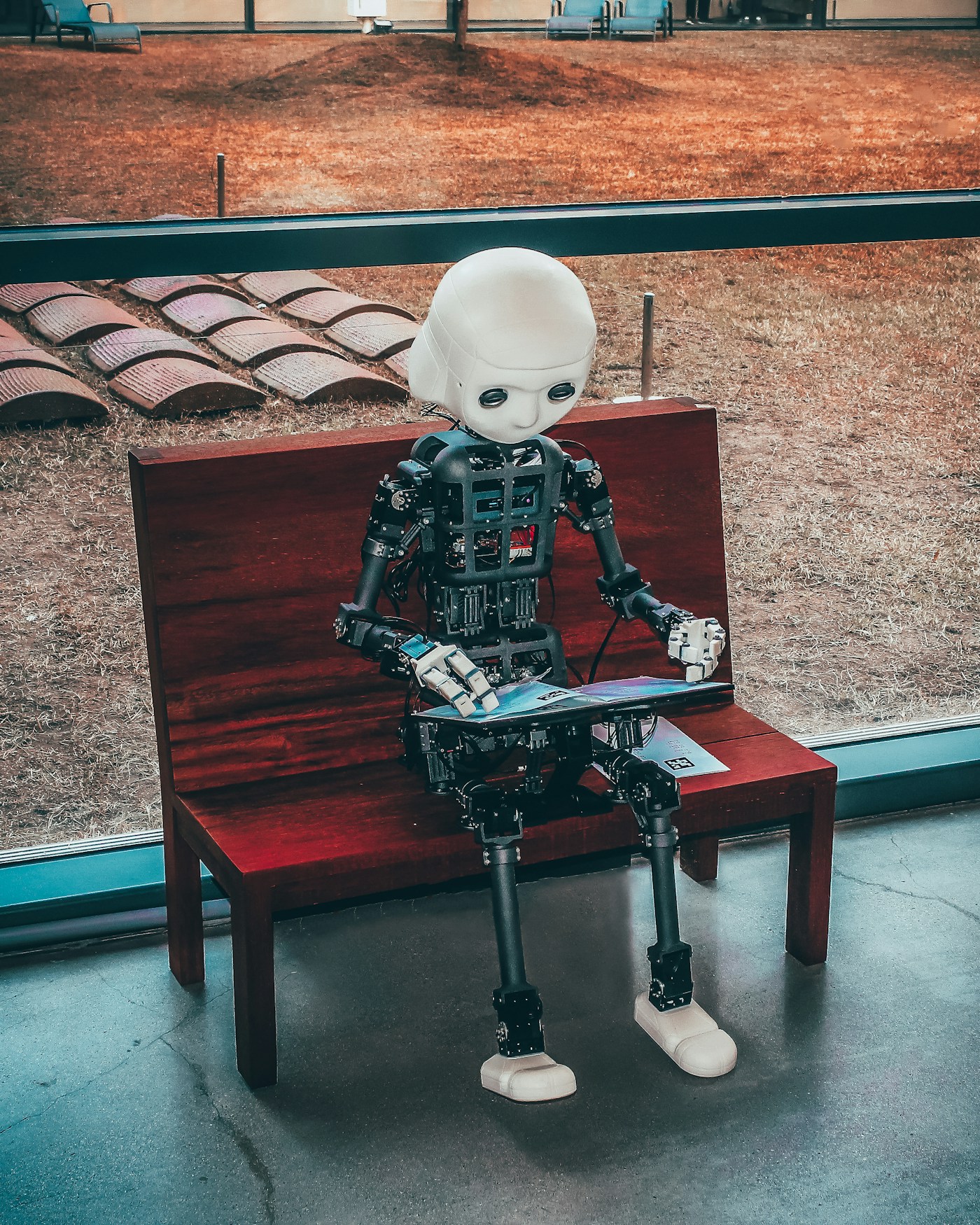 国产 AI 算力芯片与多模态大模型概念图